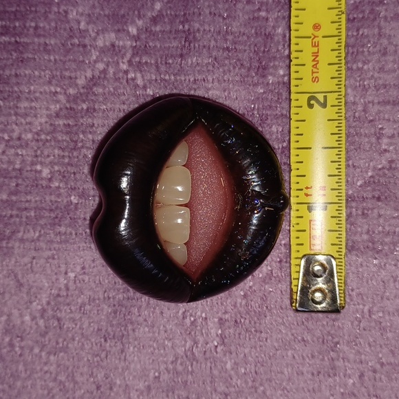 Sexy Emo Lips Brooch Handmade OOAK - Picture 6 of 7